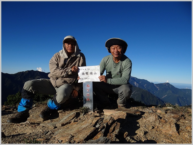 2014-07-15 06-28-17登頂南雙頭山.JPG